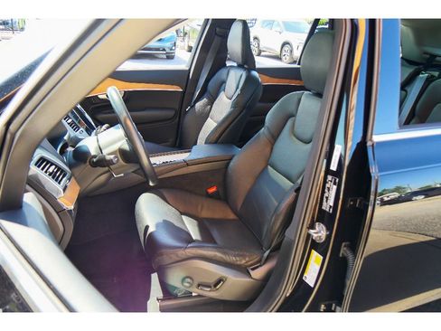 Used 2022 Volvo XC90 T6 Momentum w/ Climate Package AWD/4WD image 11