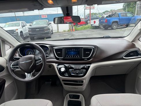 Used 2018 Chrysler Pacifica L FWD image 40