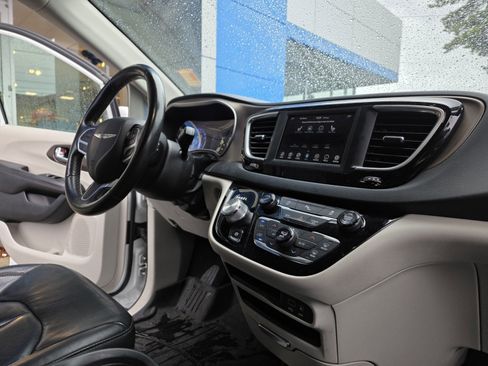 Used 2019 Chrysler Pacifica Touring-L image 24
