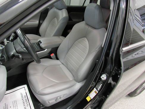 Used 2022 Toyota Highlander XLE AWD/4WD image 29