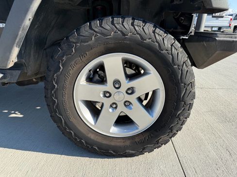 Used 2010 Jeep Wrangler Rubicon w/ PWR Convenience Group image 19