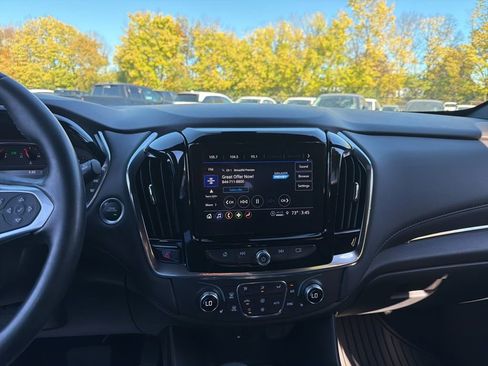 Used 2023 Chevrolet Traverse LT image 14