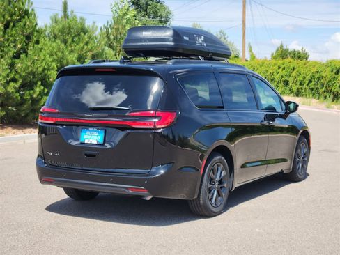 New 2025 Chrysler Pacifica Select w/ Fav Edition Package image 5