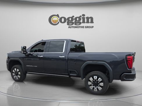 Used 2024 GMC Sierra 3500 Denali Ultimate AWD/4WD image 3