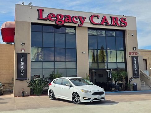 Used 2016 Ford Focus SE w/ SE Sport Package image 2