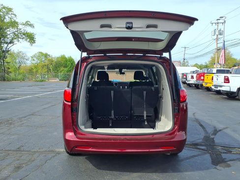 Certified 2022 Chrysler Voyager LX FWD image 7