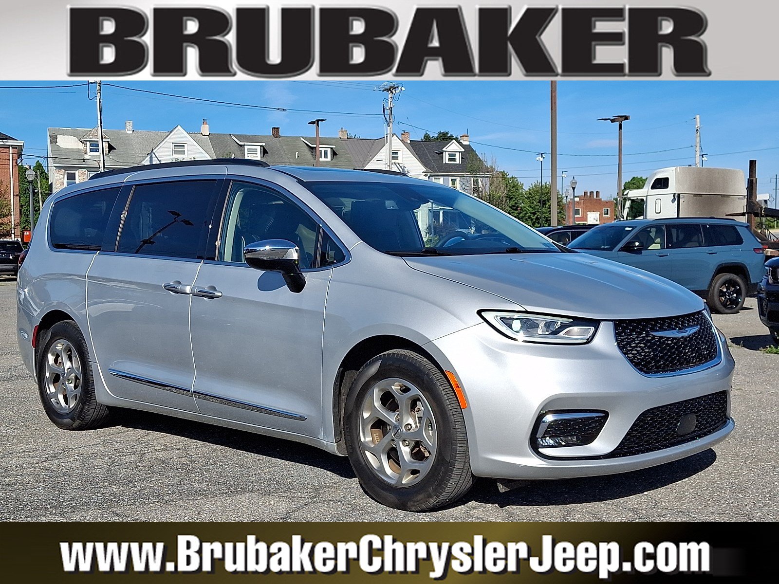 Used 2023 Chrysler Pacifica Limited w/ Uconnect Theater Family Group FWD image 1