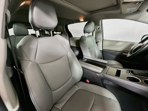 Certified 2024 Toyota Sienna XLE FWD image 28