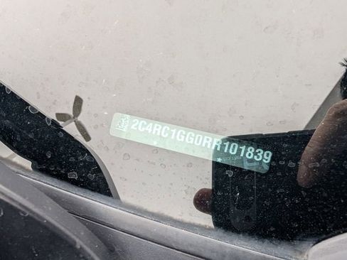 Used 2024 Chrysler Pacifica Limited image 36