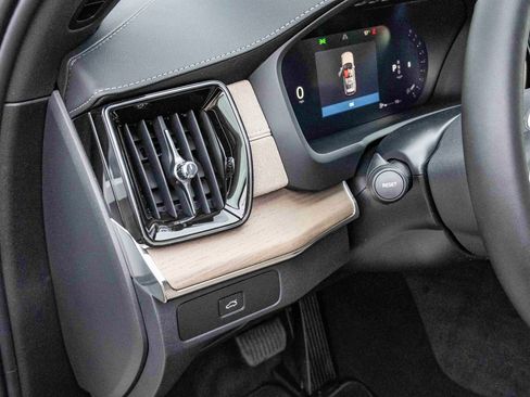 New 2026 Volvo XC90 B5 Core image 32