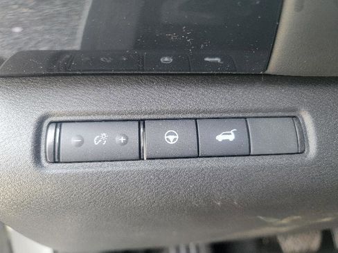 Used 2025 Nissan Pathfinder SV image 11