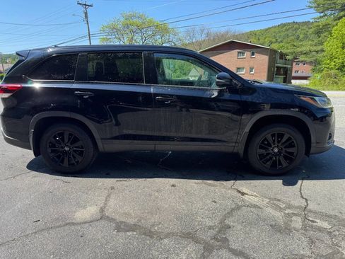 Used 2019 Toyota Highlander SE w/ Nightshade Edition AWD/4WD image 3
