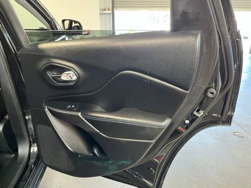 Used 2019 Jeep Cherokee Latitude Plus FWD image 15