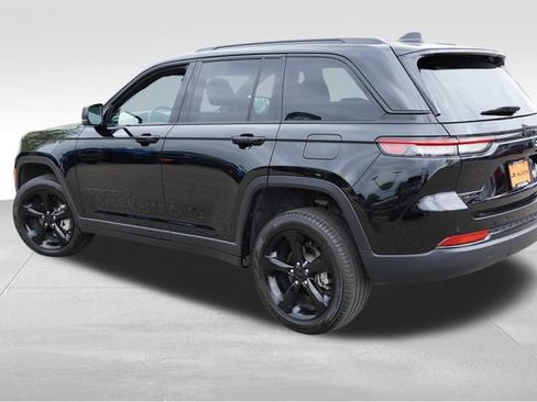 Used 2025 Jeep Grand Cherokee Limited w/ Black Appearance Package AWD/4WD image 8