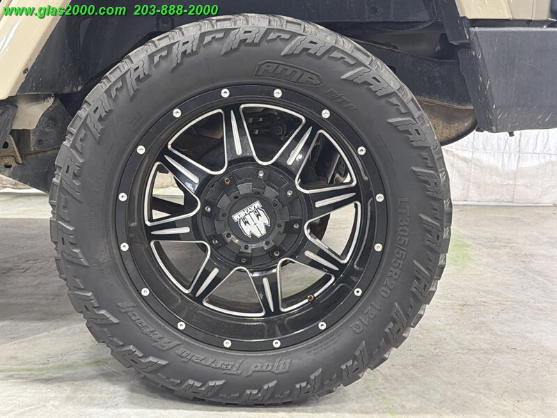 Used 2017 Jeep Wrangler Unlimited Sahara AWD/4WD image 16