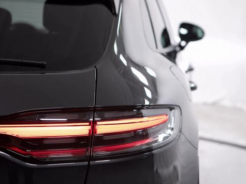 Certified 2025 Porsche Macan image 38