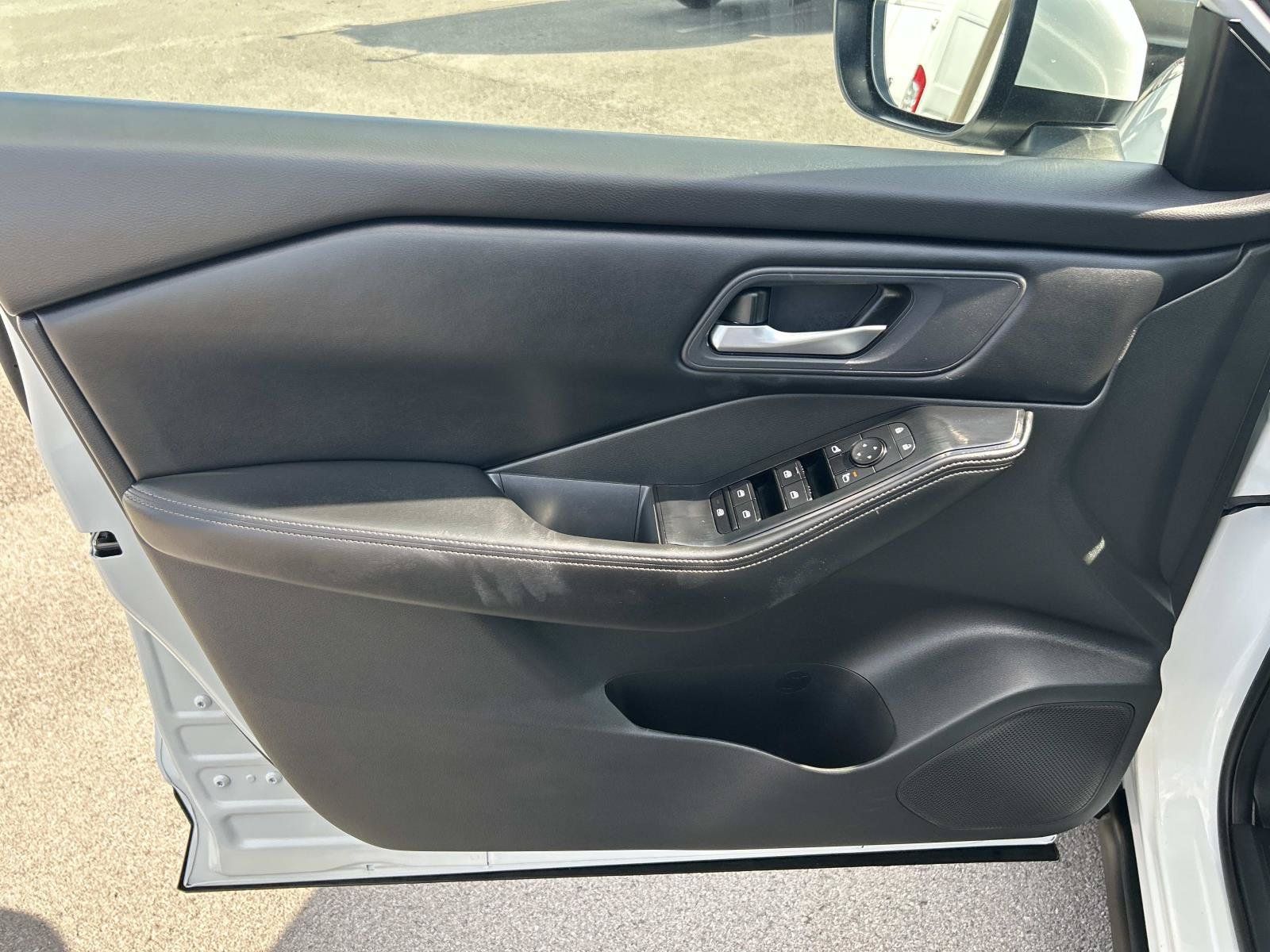 Used 2024 Nissan Rogue SV FWD image 27
