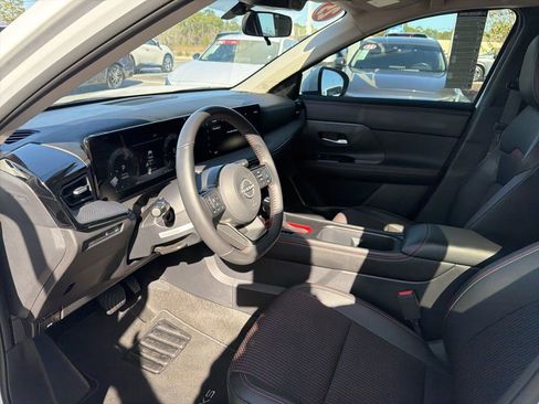 Certified 2025 Nissan Kicks SR image 18