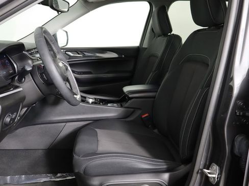 Used 2023 Jeep Grand Cherokee Laredo image 14