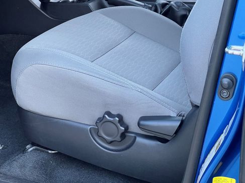Used 2018 Toyota Tacoma SR5 RWD image 8