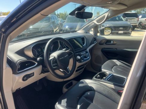 Used 2023 Chrysler Pacifica Touring-L FWD image 23