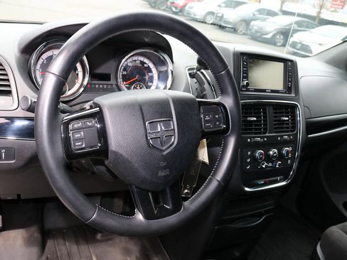 Used 2017 Dodge Grand Caravan SE image 28