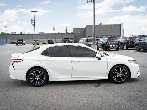 Used 2018 Toyota Camry SE FWD image 10