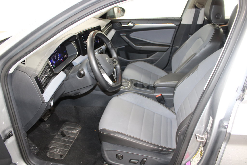 Used 2025 Volkswagen Jetta SE FWD image 16