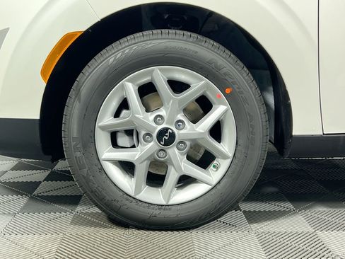 Used 2025 Kia Soul LX w/ LX Technology Package FWD image 12