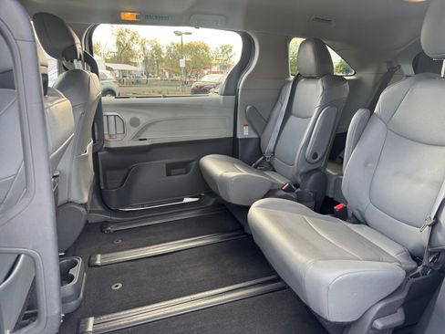 Used 2021 Toyota Sienna XLE image 17
