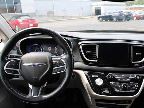 Used 2020 Chrysler Pacifica Touring-L Plus FWD image 9