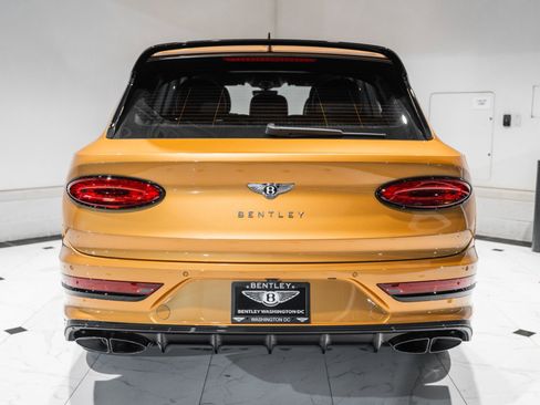 Used 2025 Bentley Bentayga image 10
