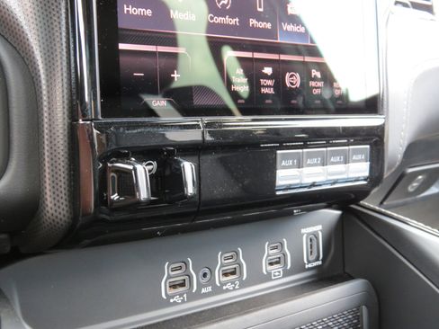 New 2025 RAM 3500 Limited image 33