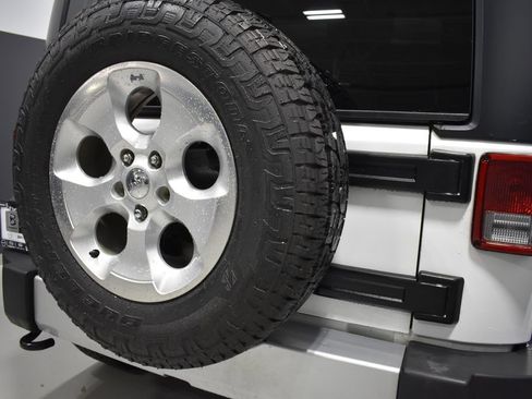 Used 2015 Jeep Wrangler Sahara w/ Connectivity Group AWD/4WD image 12
