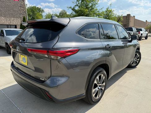 Used 2020 Toyota Highlander XLE FWD image 4