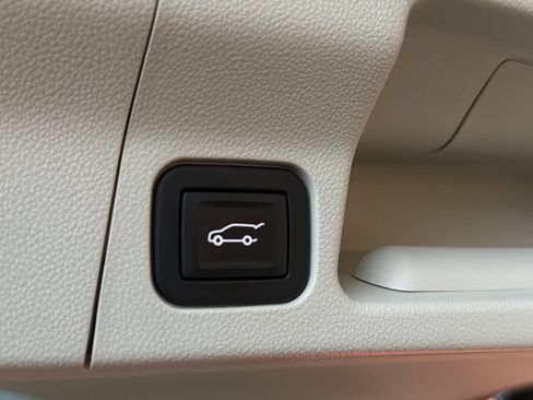 Certified 2022 GMC Acadia Denali w/ Denali Technology Package AWD/4WD image 11