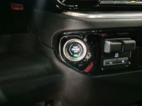 Certified 2025 GMC Sierra 1500 SLT image 17