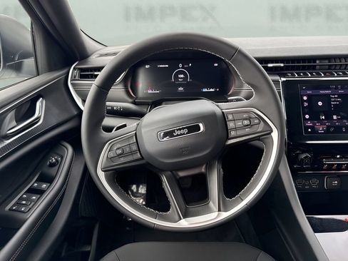 Used 2025 Jeep Grand Cherokee Laredo X RWD image 15