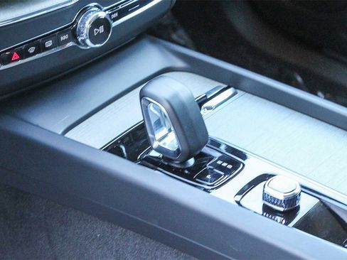 Used 2025 Volvo XC60 B5 Plus image 20