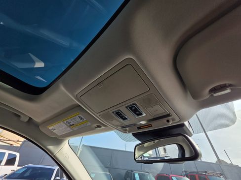 Used 2017 Jaguar F-PACE Prestige image 12