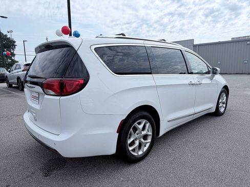 Used 2020 Chrysler Pacifica Touring-L FWD image 6