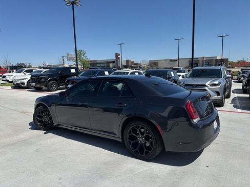 Used 2019 Chrysler 300 Touring w/ Sport Appearance Package image 3