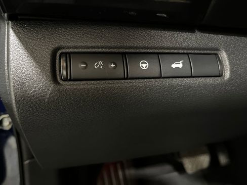 Used 2025 Nissan Pathfinder SV image 16