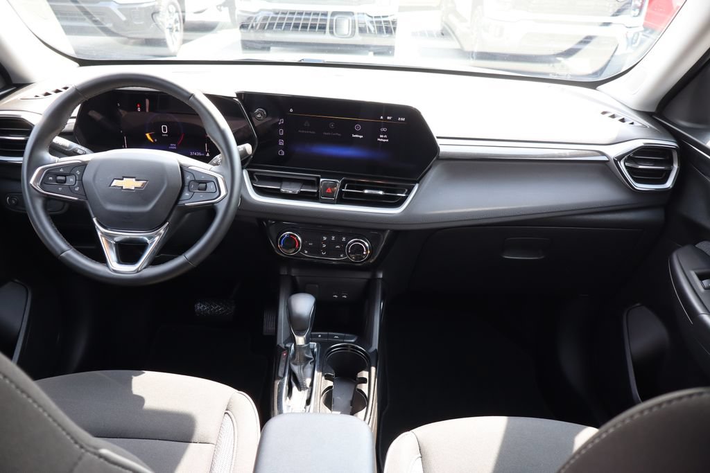 Used 2025 Chevrolet TrailBlazer LT w/ LT Cold Weather Package FWD image 21