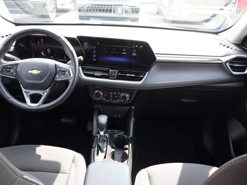 Used 2025 Chevrolet TrailBlazer LT w/ LT Cold Weather Package FWD image 21