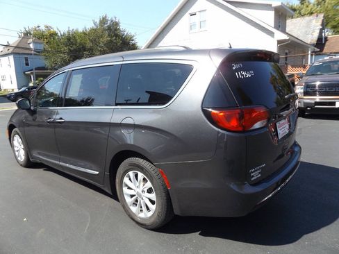 Used 2017 Chrysler Pacifica Touring-L FWD image 9