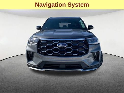 Used 2025 Ford Explorer Platinum image 4