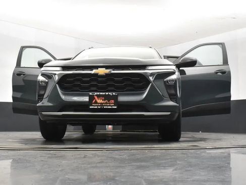 Used 2025 Chevrolet Trax LT image 11
