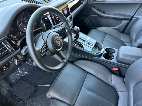 Certified 2025 Porsche Macan AWD/4WD image 4