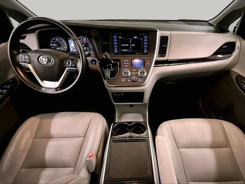 Used 2018 Toyota Sienna XLE w/ XLE Navigation Package AWD/4WD image 15